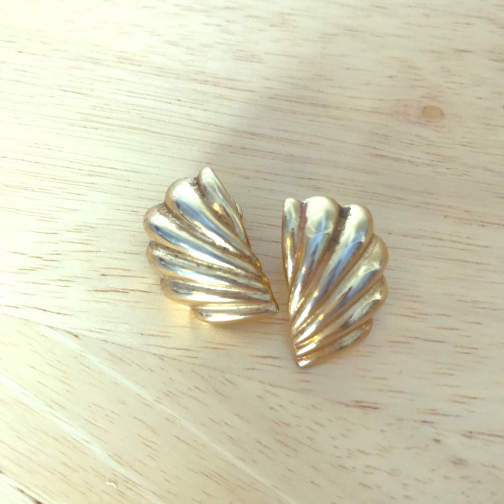 VINTAGE Gold Fan Motif Earrings